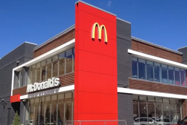 McDonald's увеличивает продажи благодаря глобальной акции