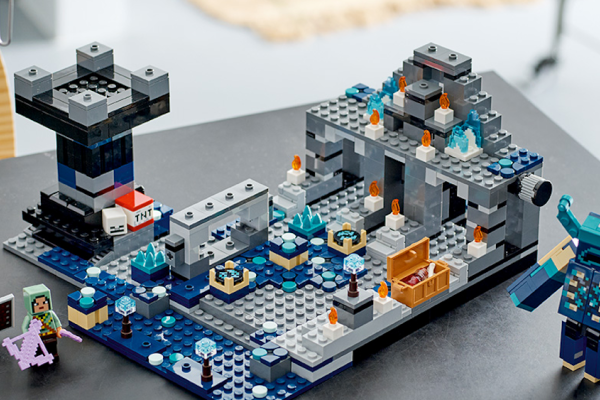 Набор Lego Minecraft The Training Grounds продается со скидкой в Walmart