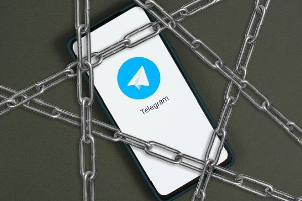 Telegram использует сервер-клиент шифрование, а не сквозное по умолчанию