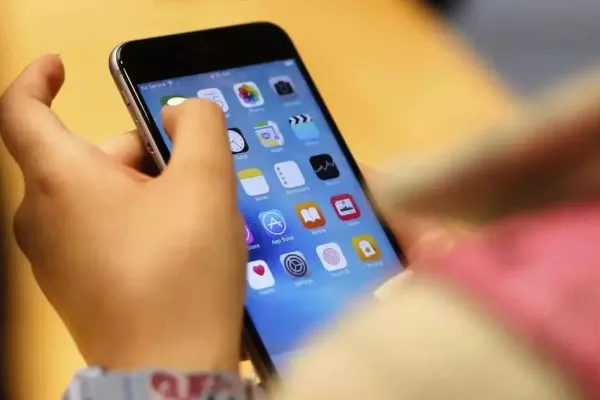 Fitbit внедряет темный режим в Android