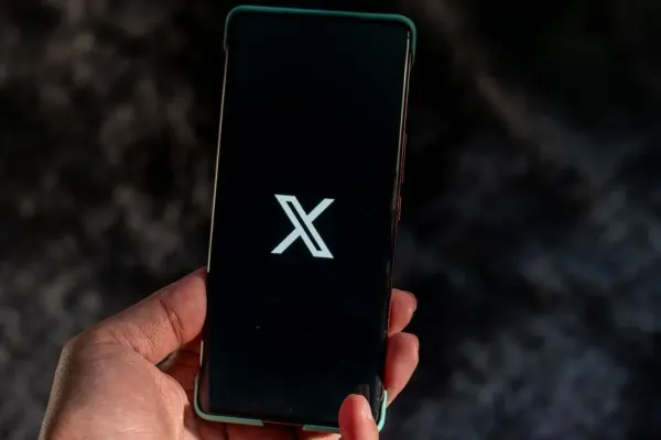 Сбой в работе соцсети X: кибератака на приложение