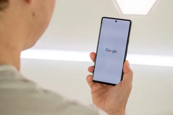 Google Search разворачивает функцию Предпочитаемые источники