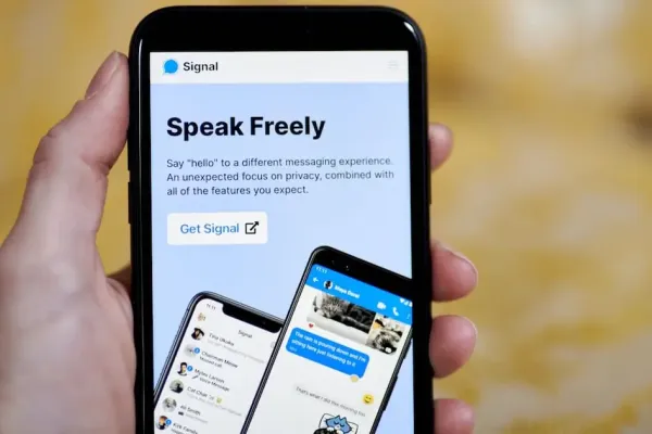 Сигнал получает поддержку в разгаре скандала